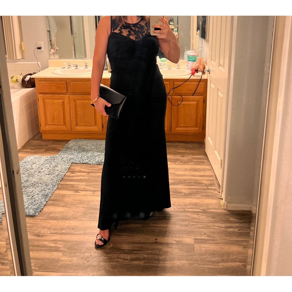 Bodycon silhouette black dress, scoop neckline. Back Zipper closure